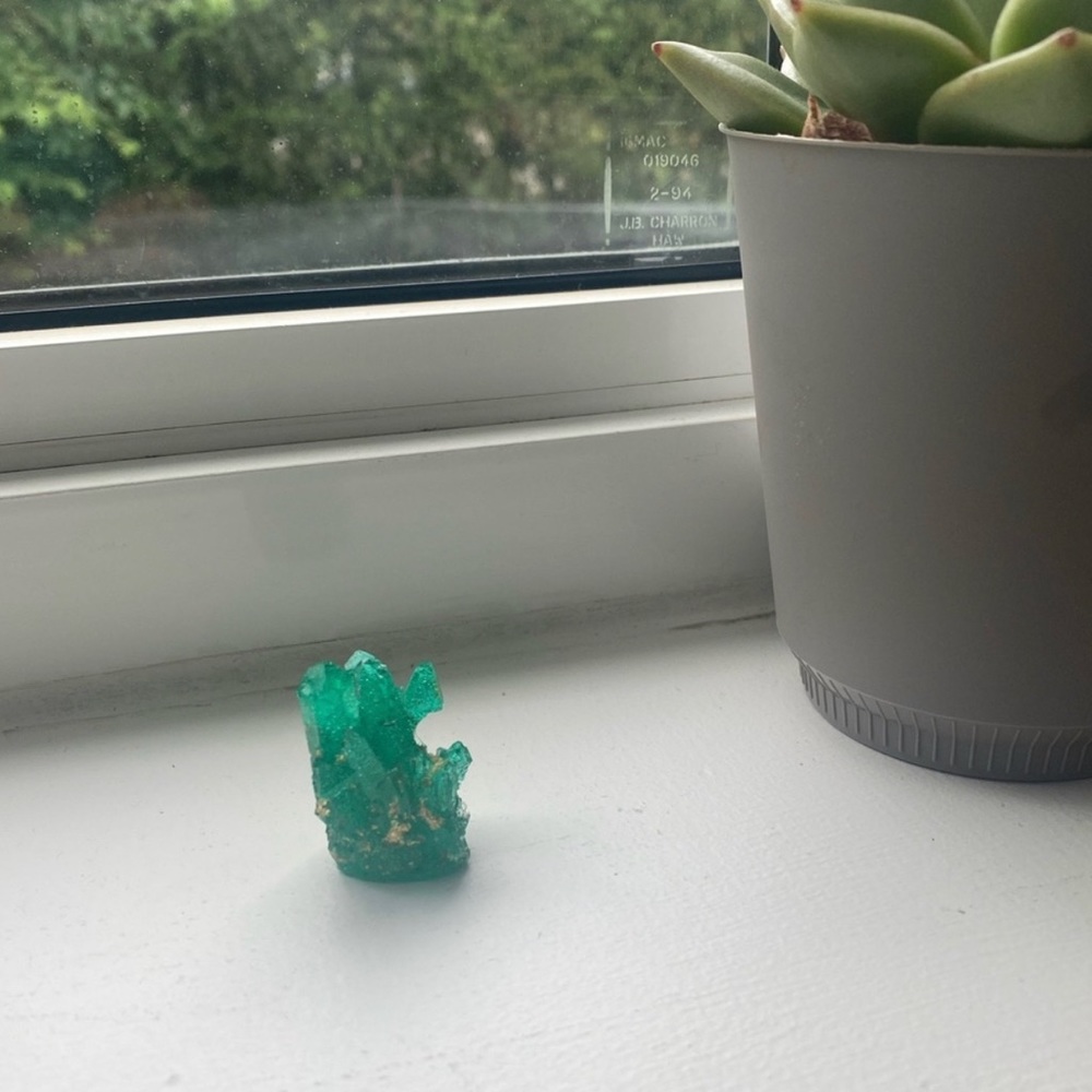 House decoration ~ Green crystal cluster with gold flakes inside 💚 - Picture 6 of 16